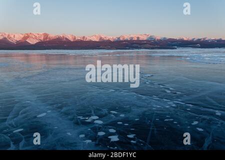 Lever du soleil sur le lac Khovsgol en hiver, Mongolie Banque D'Images