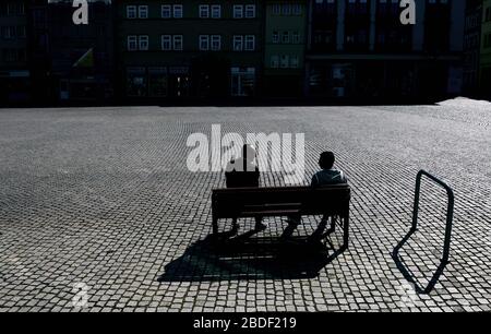 Gotha, Allemagne. 08 avril 2020. Neumarkt dans le centre-ville est presque déserté. Dans la crise de Corona, les autorités ont ordonné que les personnes qui ne vivent pas ensemble dans le même foyer doivent maintenir une distance minimale de 1,5 mètre. En principe, les gens devraient rester à la maison autant que possible. Cependant, des choses importantes telles que les achats ou les visites au médecin sont encore autorisées. Crédit: Martin Schutt/dpa-Zentralbild/dpa/Alay Live News Banque D'Images