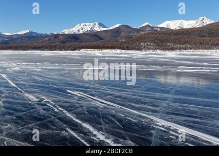 Paysage de montagnes enneigées de la piste sur le lac glacé, Khovsgol, Mongolie Banque D'Images