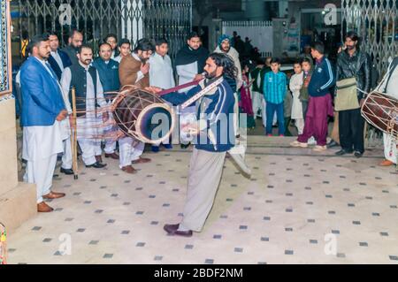 Les joueurs de dhol de Punjabi à la fête d'aMehndi sont la célébration avant le mariage, Jhelum, Punjab, Pakistan Banque D'Images