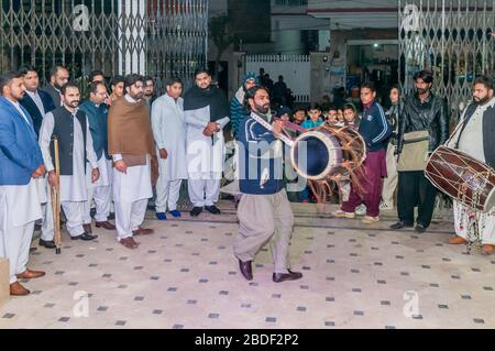 Les joueurs de dhol de Punjabi à la fête d'aMehndi sont la célébration avant le mariage, Jhelum, Punjab, Pakistan Banque D'Images