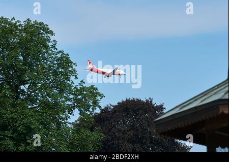 À proximité de l'avion, survolant un zoo au milieu de la ville de Hambourg Banque D'Images