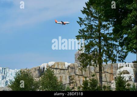 À proximité de l'avion, survolant un zoo au milieu de la ville de Hambourg Banque D'Images