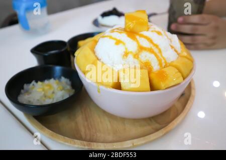 rasez la glace, la glace rasée ou la glace à flocons de neige avec la garniture de mangue Banque D'Images