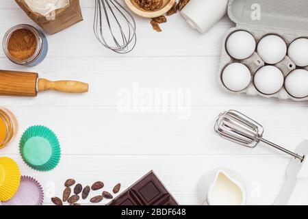 Cadre avec des outils et des ingrédients pour la boulangerie ou les pâtisseries et place pour le texte dans le centre Banque D'Images