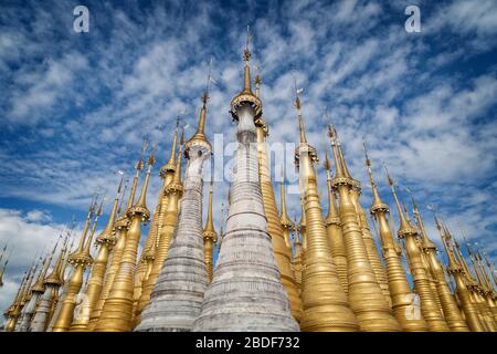 Pagode Shwe Indein et stupas d'or avec cloches, Inle Lake, État Shan, Myanmar Birmanie. Banque D'Images