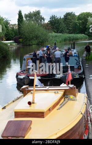 Amarré des bateaux étroits sur le canal Trent et Mersey, Northwich, Cheshire, Angleterre; Banque D'Images