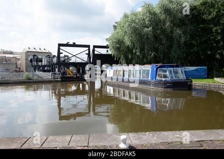 Une barge de plaisir qui quitte le pont élévateur Anderton; Northwich; Cheshire; Angleterre; Banque D'Images