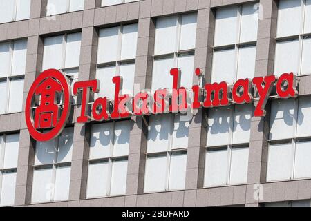 Tokyo, Japon. 8 avril 2020. Panneau de signalisation de Takashimaya à l'extérieur de son grand magasin à Shinjuku. Certains magasins de Tokyo ont décidé de fermer temporairement ses portes après que le Premier ministre japonais Shinzo Abe a déclaré l'état d'urgence de la capitale et de six autres préfectures du Japon. Crédit: Rodrigo Reyes Marin/ZUMA Wire/Alay Live News Banque D'Images