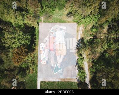 Drone image de terrain de jeu peint en couple allongé sur leur dos et regarder le ciel Banque D'Images