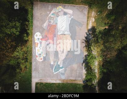 Drone image de terrain de jeu peint en couple allongé sur leur dos et regarder le ciel Banque D'Images