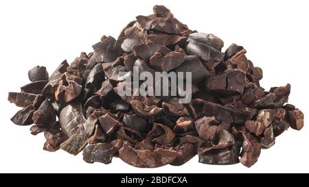 Pointes de cacao, morceaux de fèves de cacao cassées isolées, pieu de Banque D'Images