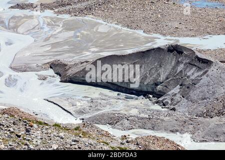 Le glacier de Zmutt / Zmuttgletscher près du côté ouest de Matterhorn (Cervino). Moraine et eau de fusion du front glaciaire. Zermatt. Alpes suisses. Banque D'Images