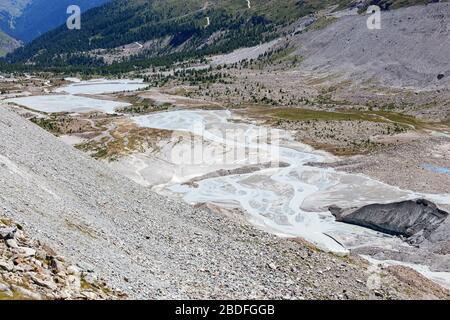 Le glacier de Zmutt / Zmuttgletscher près du côté ouest de Matterhorn (Cervino). Moraine et eau de fusion du front glaciaire. Zermatt. Alpes suisses. Banque D'Images