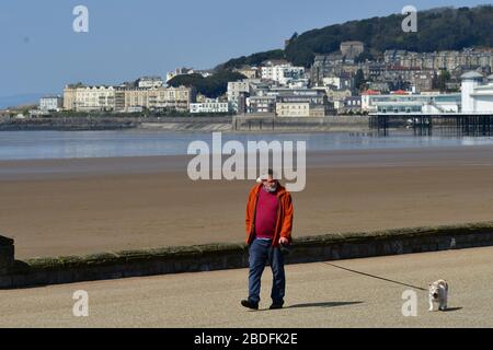 Weston-Super-Mare, Royaume-Uni. 08 avril 2020. UK Weather.scènes de Weston Super Mare pendant le verrouillage de Covid 19 pendant le début de la vague de chaleur d'avril. Crédit: Robert Timoney/Alay Live News Banque D'Images