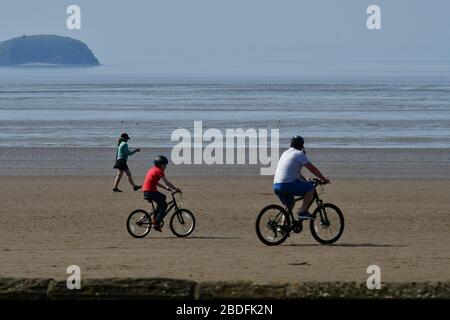 Weston-Super-Mare, Royaume-Uni. 08 avril 2020. UK Weather.scènes de Weston Super Mare pendant le verrouillage de Covid 19 pendant le début de la vague de chaleur d'avril. Crédit: Robert Timoney/Alay Live News Banque D'Images