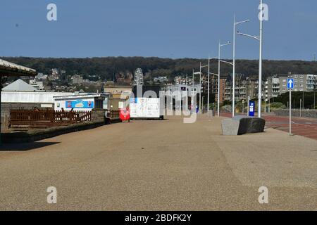 Weston-Super-Mare, Royaume-Uni. 08 avril 2020. UK Weather.scènes de Weston Super Mare pendant le verrouillage de Covid 19 pendant le début de la vague de chaleur d'avril. Crédit: Robert Timoney/Alay Live News Banque D'Images