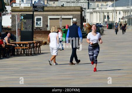 Weston-Super-Mare, Royaume-Uni. 08 avril 2020. UK Weather.scènes de Weston Super Mare pendant le verrouillage de Covid 19 pendant le début de la vague de chaleur d'avril. Crédit: Robert Timoney/Alay Live News Banque D'Images