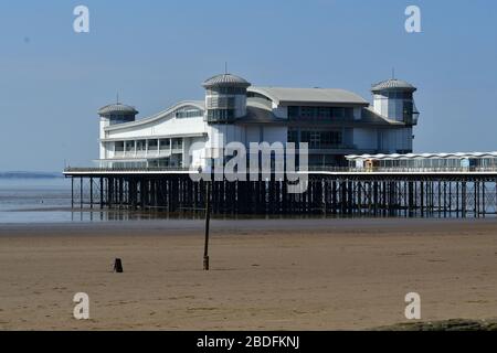 Weston-Super-Mare, Royaume-Uni. 08 avril 2020. UK Weather.scènes de Weston Super Mare pendant le verrouillage de Covid 19 pendant le début de la vague de chaleur d'avril. Crédit: Robert Timoney/Alay Live News Banque D'Images