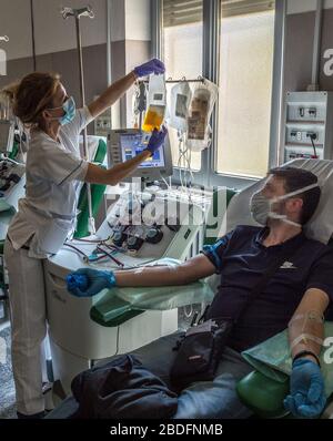 Pavie, Italie. 08 avril 2020. Pavie. Transfusion de plasma d'un patient récupéré de la VID19 à un patient infecté par le coronavirus traitement expérimental dirigé par le docteur Cesare Perotti à l'hôpital Policlinico San Matteo de Pavie (Carlo Cozzoli/Fotogramma, Pavie - 2020-04-08) p.s. la foto e' uzzabile nel rispetto del contento dans cui e' stata, e senza intento diffamatorio del decoro delle persone rappresentate crédit: Independent photo Agency SRL/Alay Live News Banque D'Images