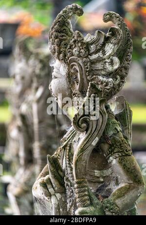 Vue verticale d'une magnifique statue dans les jardins du palais d'eau de Bali, Indonésie. Banque D'Images