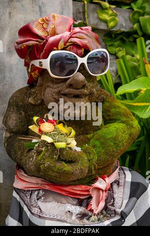 Vue verticale d'une statue de Bedogol habillée dans un temple de Bali, Indonésie. Banque D'Images