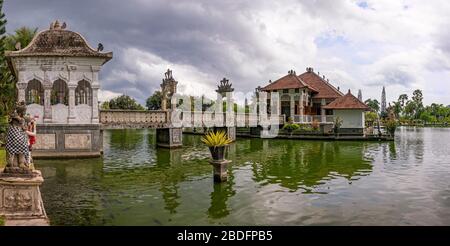 Panorama horizontal du Palais de l'eau d'Ujung à Bali, Indonésie. Banque D'Images