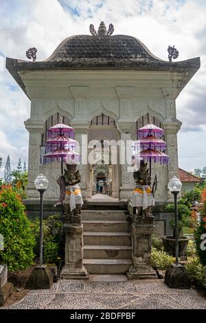 Vue verticale de l'entrée du palais royal au Palais de l'eau d'Ujung à Bali, Indonésie. Banque D'Images