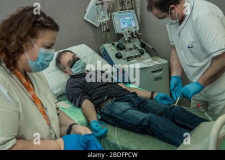 Pavie, Italie. 08 avril 2020. Pavie. Transfusion de plasma d'un patient récupéré de la VID19 à un patient infecté par le coronavirus traitement expérimental dirigé par le docteur Cesare Perotti à l'hôpital Policlinico San Matteo de Pavie (Carlo Cozzoli/Fotogramma, Pavie - 2020-04-08) p.s. la foto e' uzzabile nel rispetto del contento dans cui e' stata, e senza intento diffamatorio del decoro delle persone rappresentate crédit: Independent photo Agency SRL/Alay Live News Banque D'Images