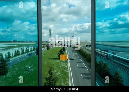 Les taxis aériens Air France à l'aéroport Paris Charles de Gaulle - vue depuis la fenêtre du salon d'affaires Air France donnant sur la France Banque D'Images