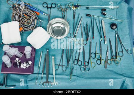 Instruments chirurgicaux dans la salle d'opération, disposés sur une table stérile sur un tissu bleu spécial. Le concept de médécine, chirurgie, zone stérile Banque D'Images