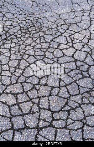 Détail de la surface de la route d'asphalte fissurée et fracturée Banque D'Images