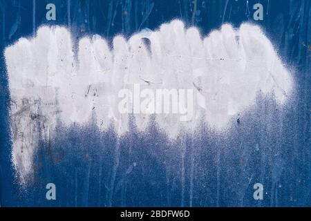 Graffitis argent vaporiser de la peinture sur un mur bleu vif, gros plan Banque D'Images