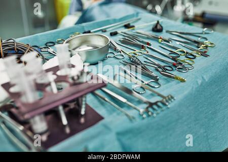 Instruments chirurgicaux dans la salle d'opération, disposés sur une table stérile sur un tissu bleu spécial. Le concept de médécine, chirurgie, zone stérile Banque D'Images