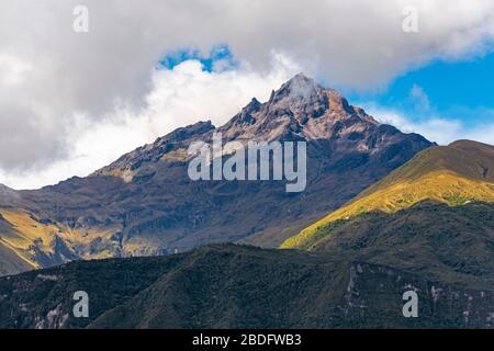 Le volcan Cotacachi dans la chaîne de montagnes des Andes, près d'Otavalo et de Quito, en Équateur. Banque D'Images