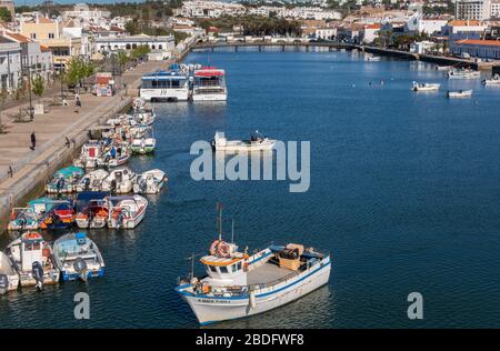 Bateaux de pêche à Tavira; Algarve de l'est; Portugal Banque D'Images