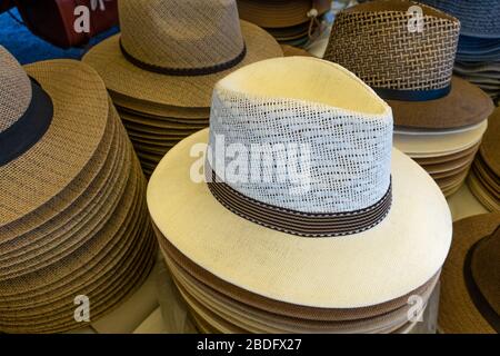 Chapeaux de style Panama en vente dans la Mercado Municipal - le marché principal à Tavira, Algarve, Portugal Banque D'Images