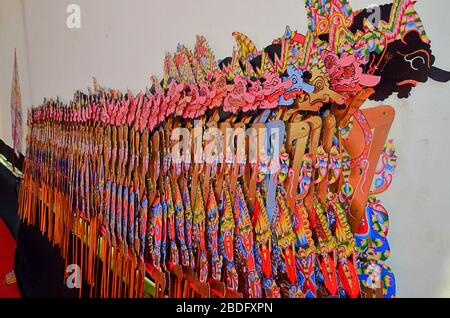 Divers personnages de marionnettes ou de Wayang Kulit, art traditionnel de Java, Indonésie. Histoire adoptée de Mahabharata et ramayana . Banque D'Images