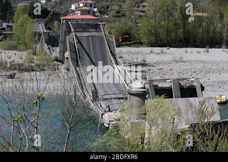 Toscane, Italie. 8 avril 2020. La photo prise le 8 avril 2020 montre le pont effondré dans la province de Massa-Carrara, Toscane, Italie. Un pont dans la province de Massa-Carrara s'est effondré mercredi et aucune victime n'a été signalée jusqu'à présent. Crédit: Epass/Xinhua/Alay Live News Banque D'Images