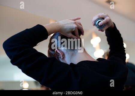 A ballerina in the dressing room preparing for the classic ballet show. Banque D'Images
