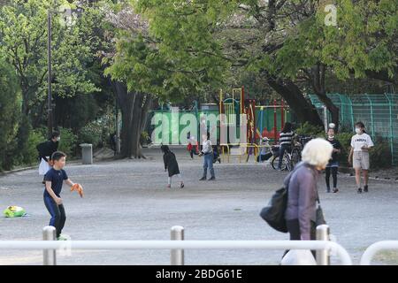 Tokyo, Japon. 8 avril 2020. Les enfants jouent dans un parc à Meguro-ku, Tokyo, Japon, 8 avril 2020. Les grandes villes japonaises, dont la capitale de Tokyo, sont devenues exceptionnellement calmes mercredi, avec de nombreux magasins fermés et moins de personnes dans les rues le premier jour après qu'un état d'urgence ait été déclaré contenir la propagation rapide des infections COVID-19 dans tout le pays. Crédit: Du Xiaoyi/Xinhua/Alay Live News Banque D'Images