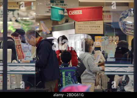Tokyo, Japon. 8 avril 2020. Les clients s'y trouvent dans un supermarché de Shinagawa-ku, Tokyo, Japon, 8 avril 2020. Les grandes villes japonaises, dont la capitale de Tokyo, sont devenues exceptionnellement calmes mercredi, avec de nombreux magasins fermés et moins de personnes dans les rues le premier jour après qu'un état d'urgence ait été déclaré contenir la propagation rapide des infections COVID-19 dans tout le pays. Crédit: Du Xiaoyi/Xinhua/Alay Live News Banque D'Images