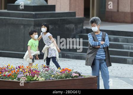 Tokyo, Japon. 8 avril 2020. Les citoyens profitent du moment de plein air à Meguro-ku, Tokyo, Japon, 8 avril 2020. Les grandes villes japonaises, dont la capitale de Tokyo, sont devenues exceptionnellement calmes mercredi, avec de nombreux magasins fermés et moins de personnes dans les rues le premier jour après qu'un état d'urgence ait été déclaré contenir la propagation rapide des infections COVID-19 dans tout le pays. Crédit: Du Xiaoyi/Xinhua/Alay Live News Banque D'Images
