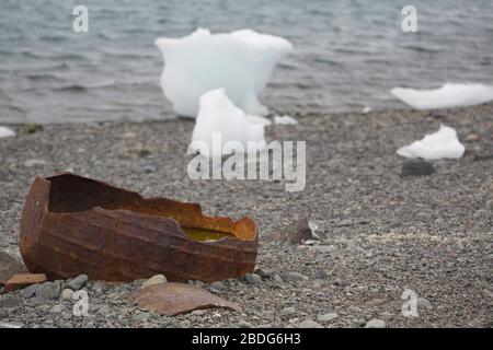 Barrel rouillé sur la plage Antarctique Banque D'Images