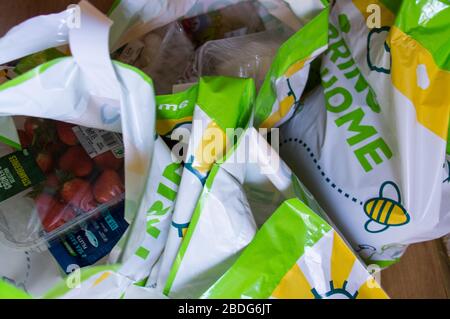 Sacs à provisions alimentaires de ASDA Banque D'Images