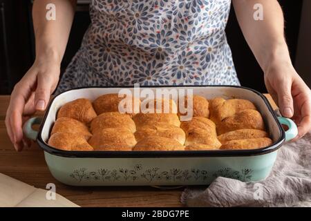 Buchty - petits pains tchèques typiques faits de pâte à levure et remplis de graines de pavot à terre ou de curd Banque D'Images