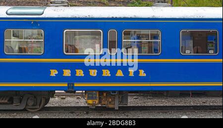 Le train qui relie la ville de Cusco au village d'Aguas Calientes et les ruines Inca de Machu Picchu, au Pérou. Banque D'Images