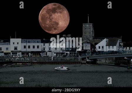 Lune rose d'avril au-dessus de shoreham Banque D'Images