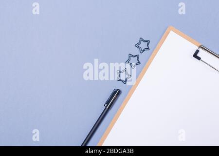 Composition minimale du bureau avec presse-papiers vierge, stylo sur table gris clair, plat, maquette, vue de dessus. Maquette. Espace de copie. Espace libre. Banque D'Images