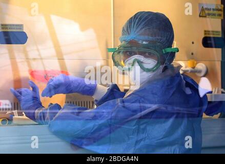 Colombo, Sri Lanka. 8 avril 2020. Un technicien de laboratoire teste des échantillons pour COVID-19 en laboratoire de l'Institut de recherche médicale à Colombo, Sri Lanka, le 8 avril 2020. Crédit: Pradeep Dambarage/ZUMA Wire/Alay Live News Banque D'Images
